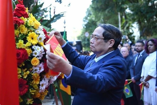 Prime Minister pays floral tribute to President Ho Chi Minh in Brazil